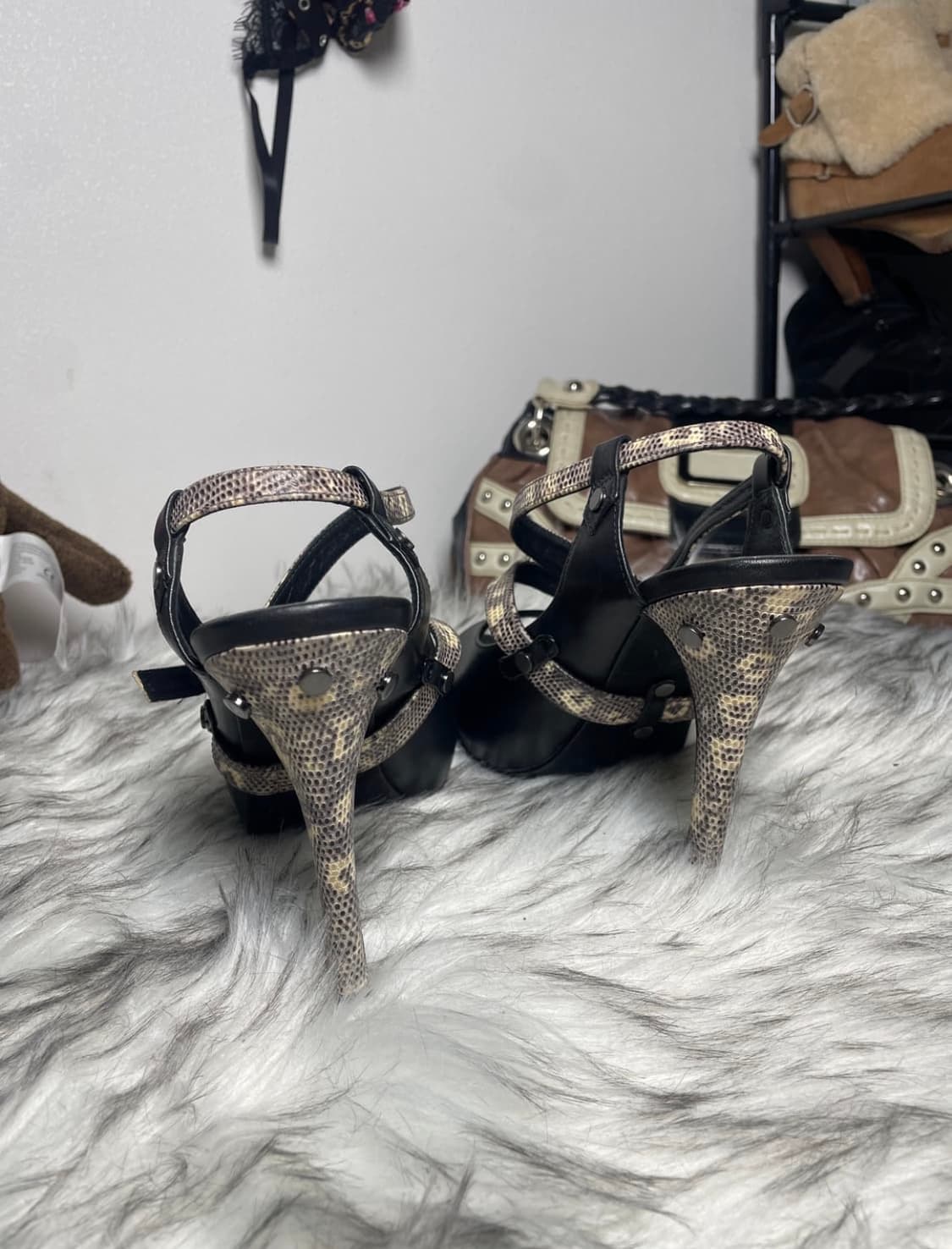 Guess 뱀피 힐 갸루 상품이미지6