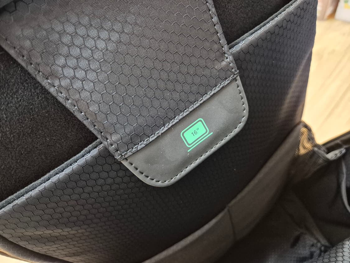 코린 블랙 백팩입니다. 무난한 디자인이라 어느 옷에나 잘 어울립니다. 가 상품이미지9