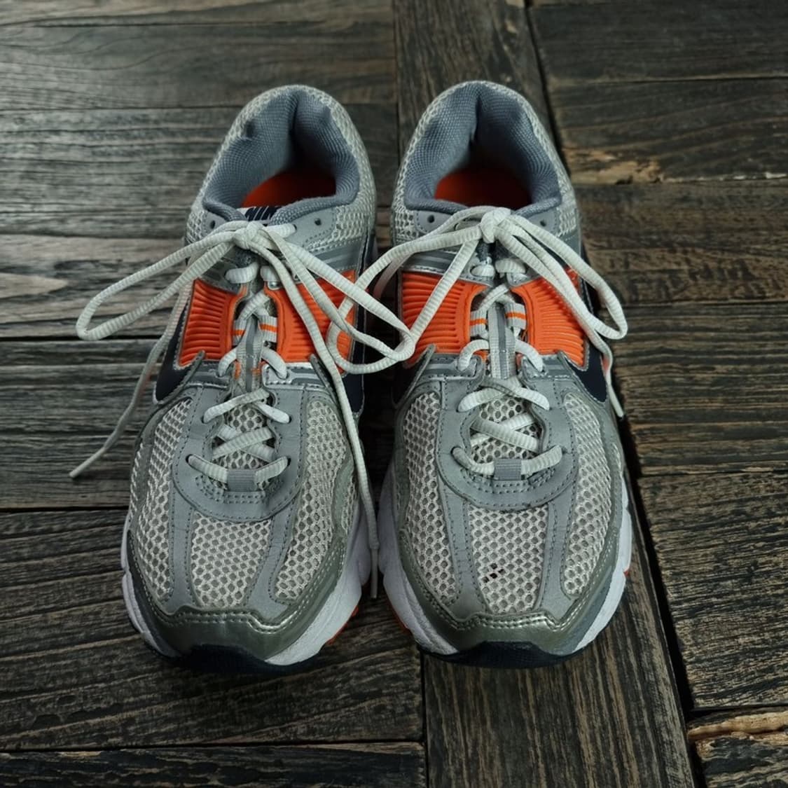 [나이키] 줌 보메로 5 퓨어 플래티넘 앤 레이저 오렌지 M18547 상품이미지2