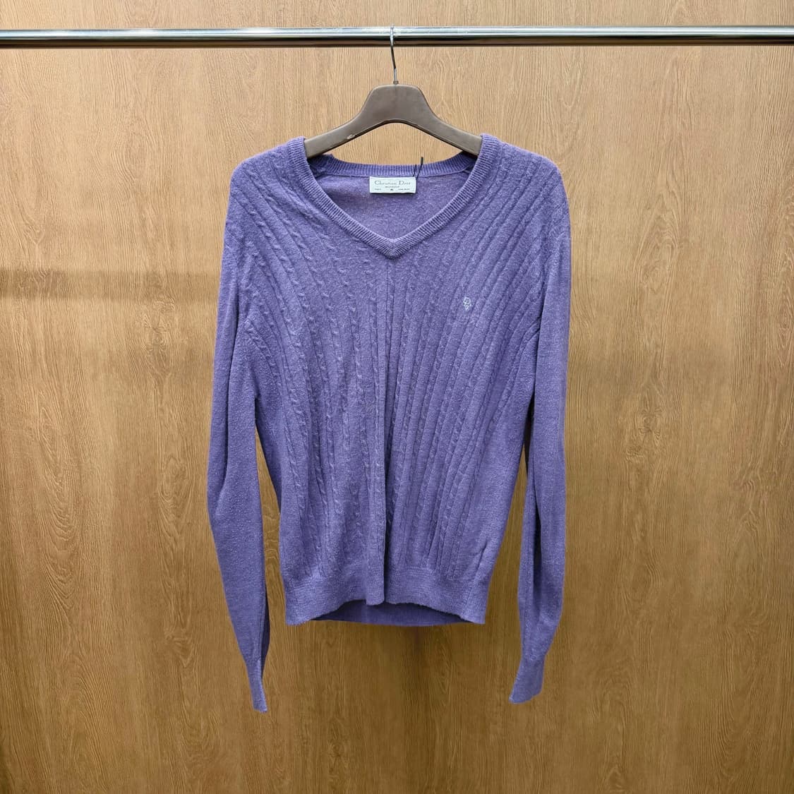 크리스찬 디올 브이넥 케이블 니트 로고 자수 디테일 레귤러핏 라이트 퍼 상품이미지2