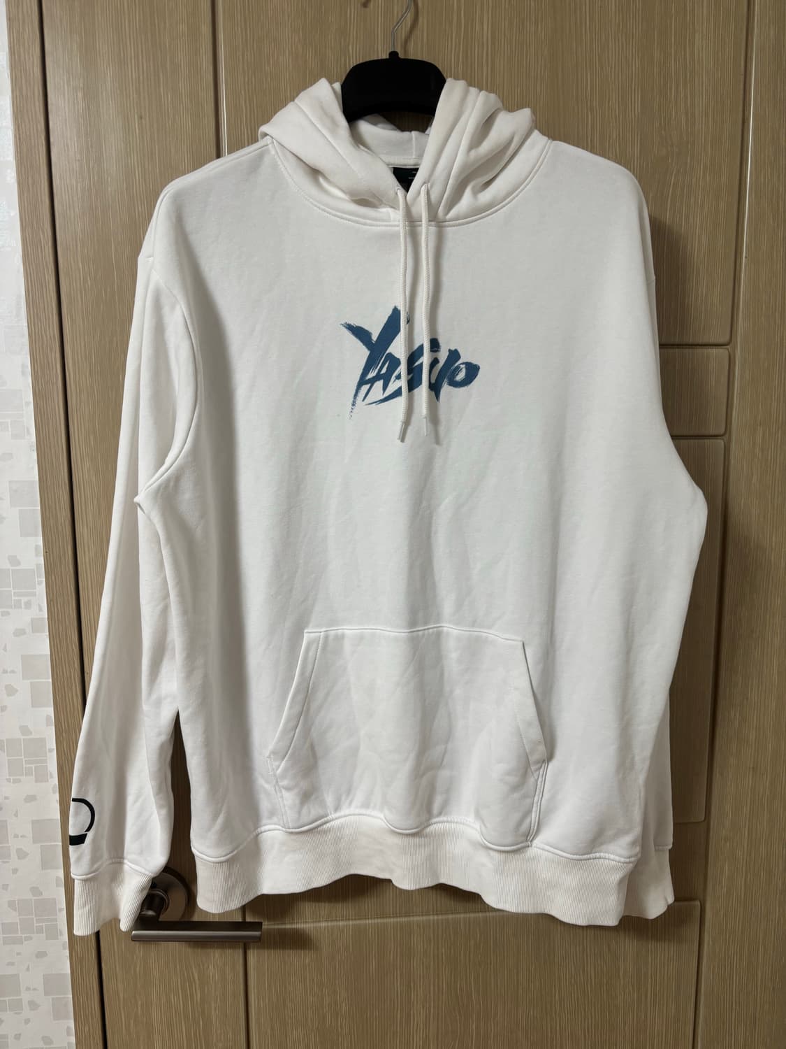H&M x 리그오브레전드 야스오 흰색 후드티 상품이미지3