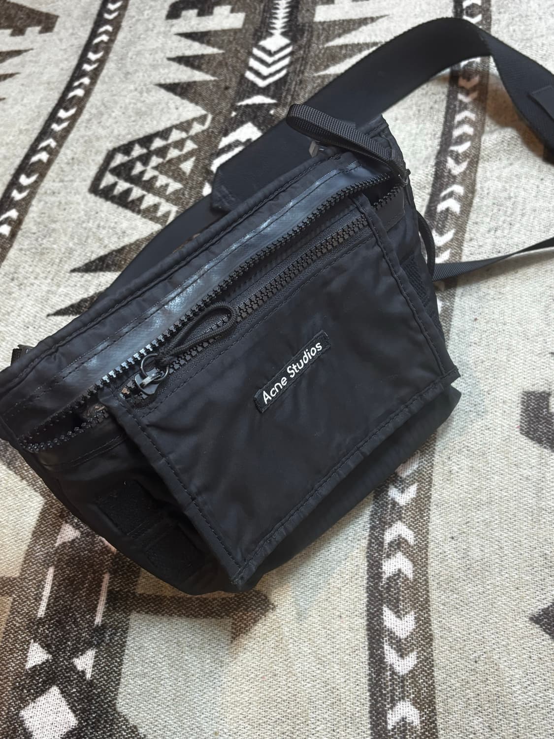 아크네 스튜디오 페이스 모티프 크로스백 상품이미지6