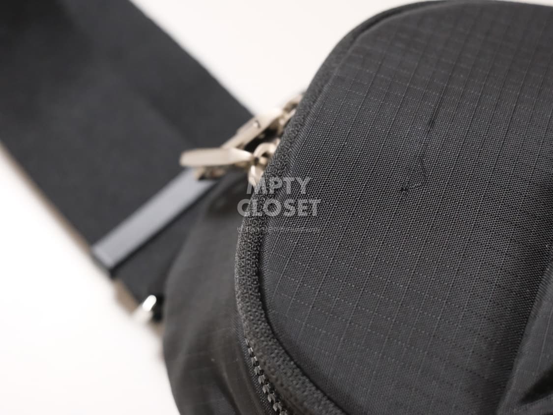 질스튜어트뉴욕 트래블 경량 나일론 슬링백 상품이미지5