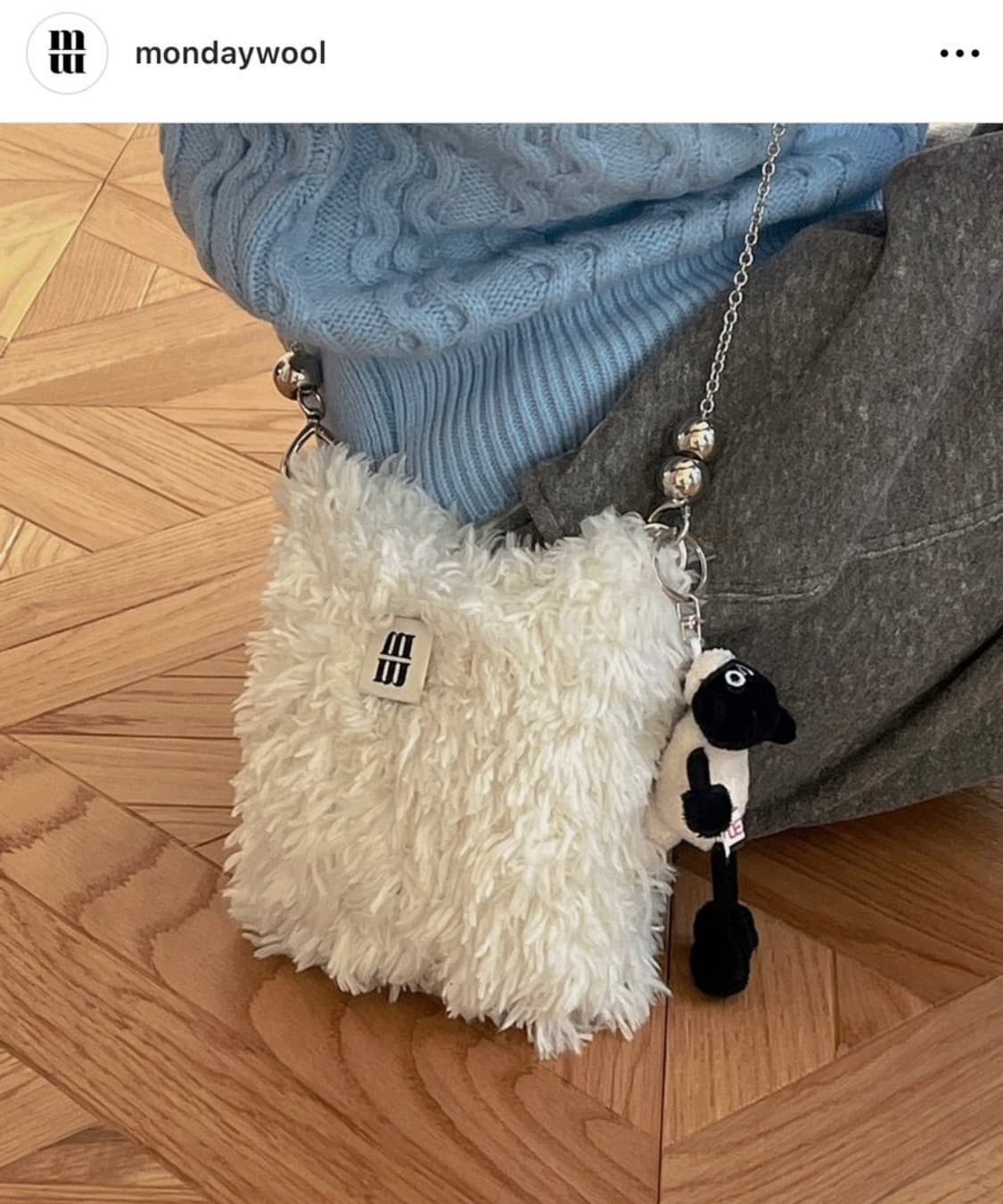 먼데이울 러피백 퍼 크로스백 아이보리 상품이미지1