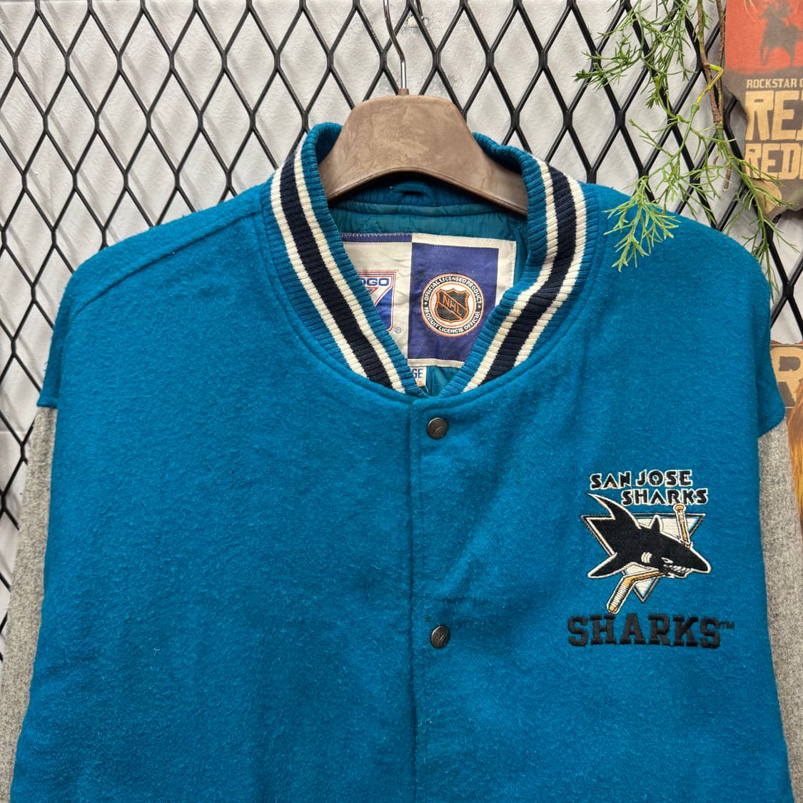 90s NHL 산호세 샤크스 팀 바시티 자켓 후면 빅로고 포인트 블루 상품이미지3