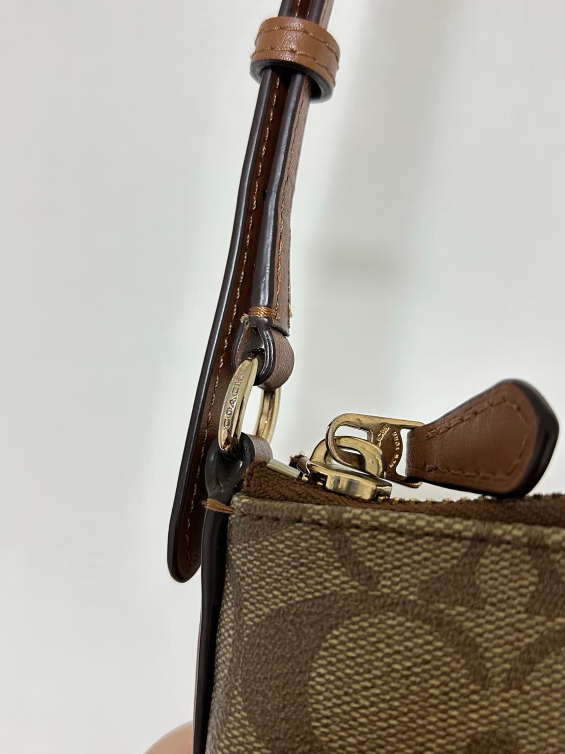 코치 시그니처 크로스백 상품이미지3