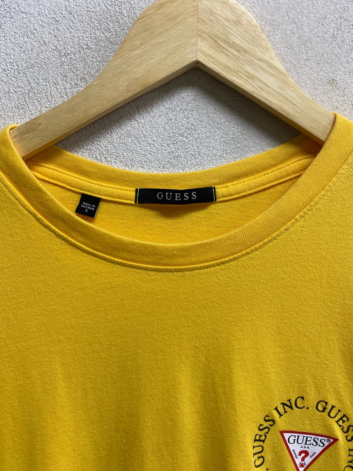 게스 GUESS 옐로우 삼각 로고 반팔티 S-M 상품이미지4