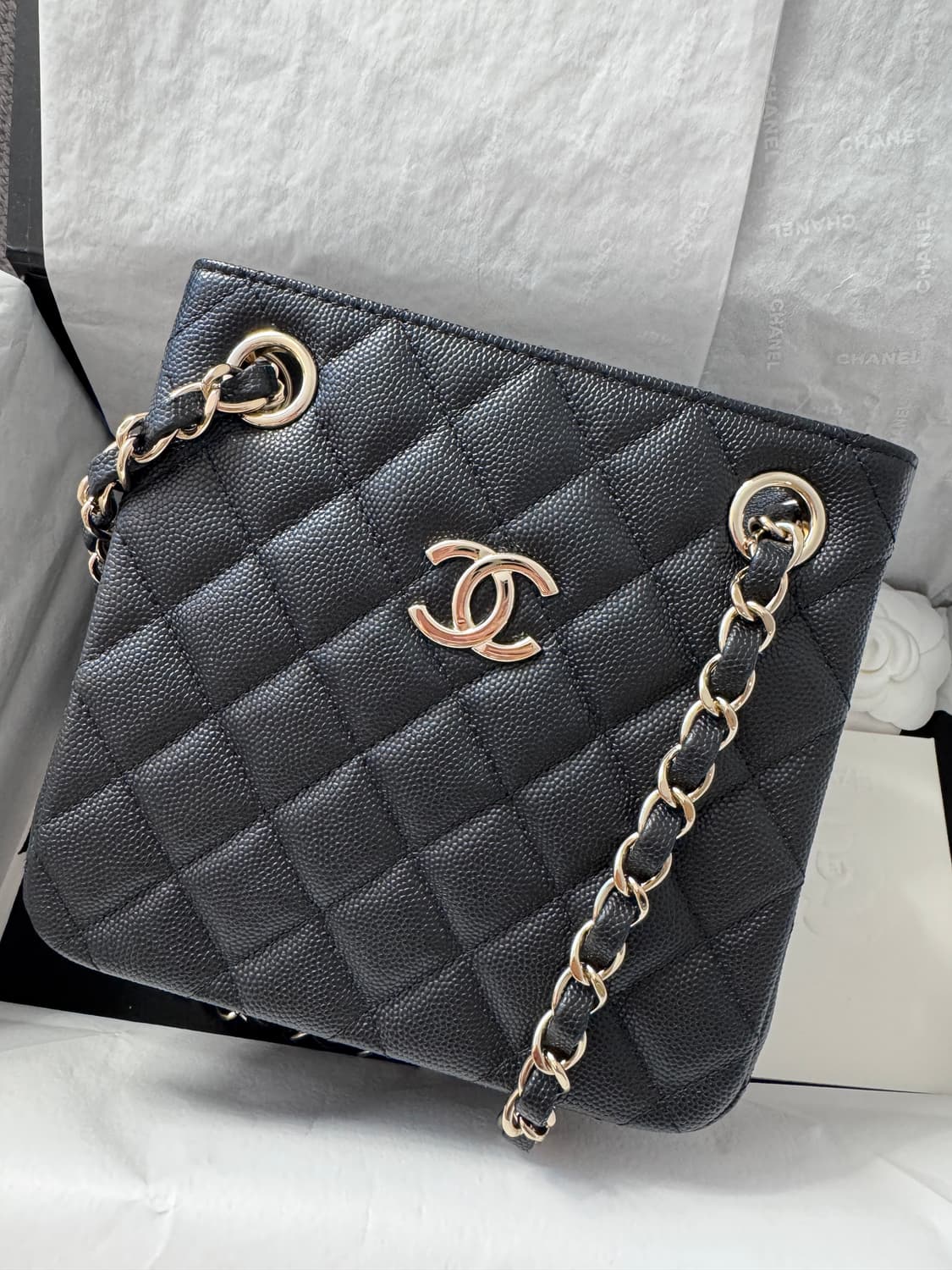 CHANEL 샤넬 클래식 캐비어 미니 버킷백 블랙 금장 상품이미지1