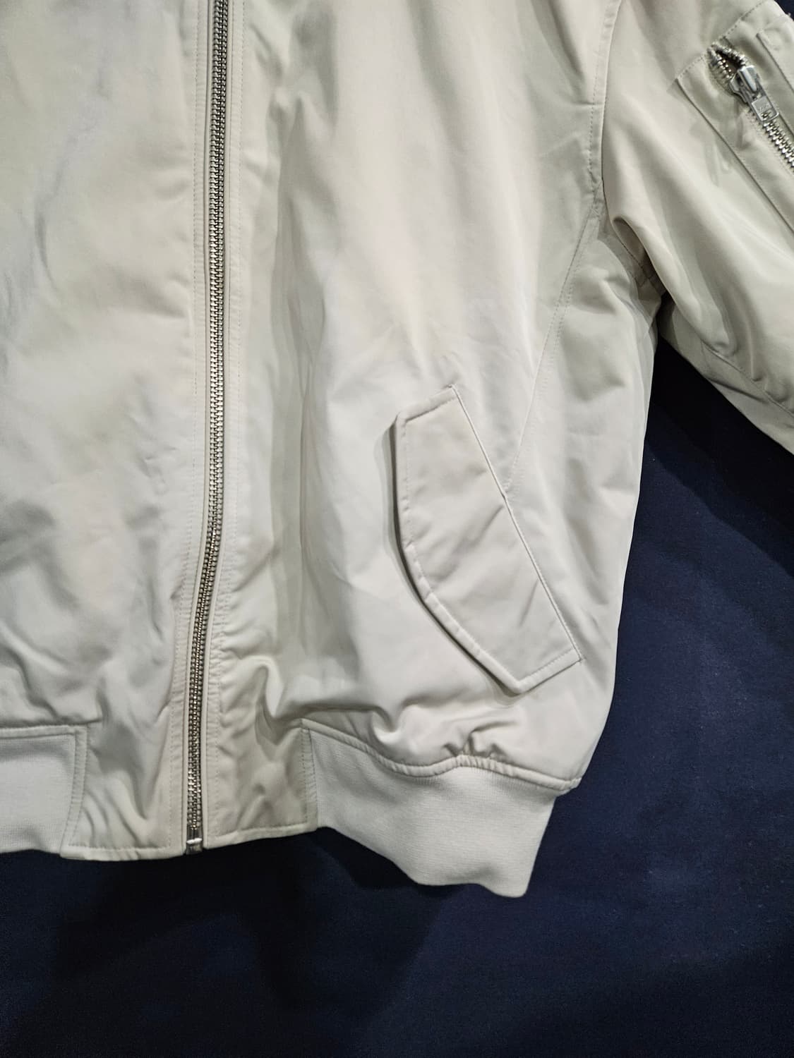 지오다노 아이보리컬러 남성 세미오버핏 100 항공점퍼 자켓  상품이미지6