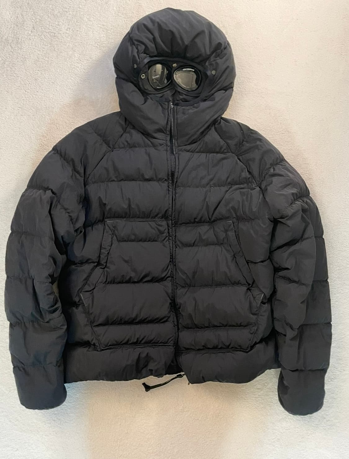 CP컴퍼니 에코크롬 R 후디드 다운 고글 자켓 네이비 (50) 상품이미지1