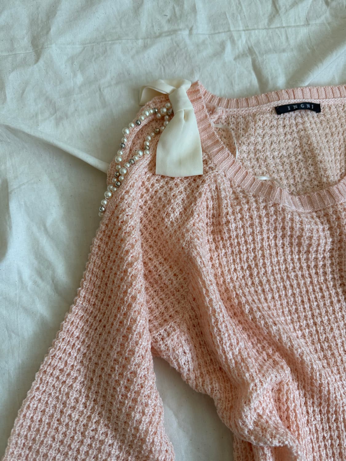 잉그니 핑크코랄 어깨트임 로걀 니트탑 상품이미지3