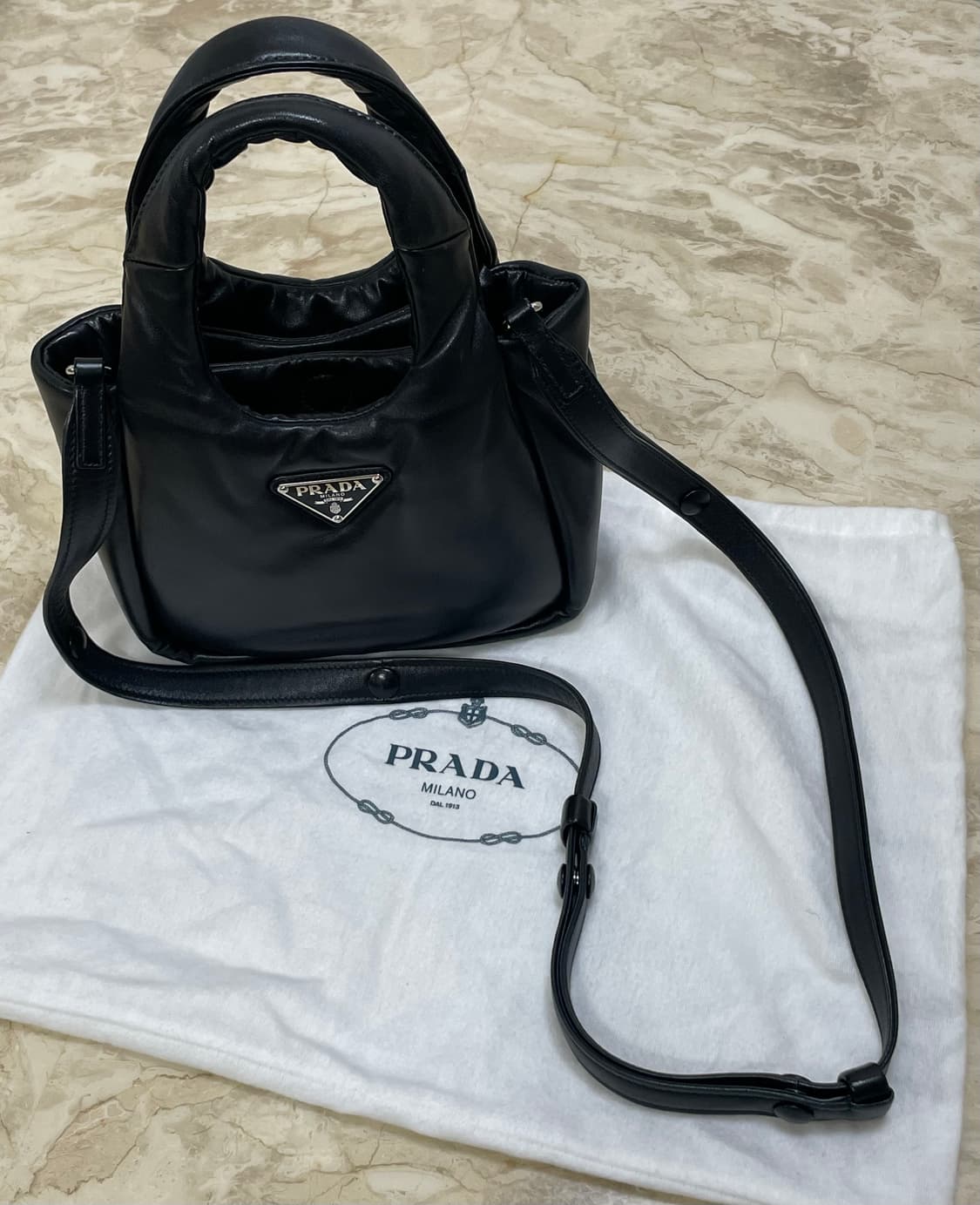 프라다 소프트 나파가죽 스몰 패딩백 상품이미지1