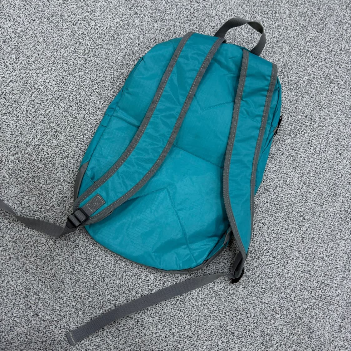 실측확인 살로몬 경량 백팩 0622J1 상품이미지2