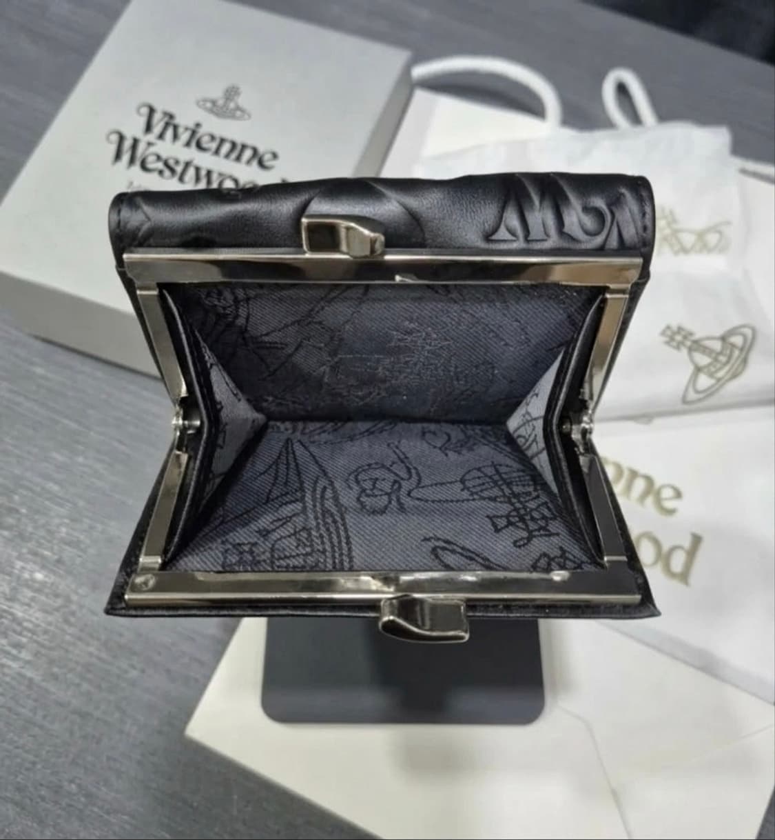 비비안웨스트우드 엠보 반지갑 블랙 상품이미지3