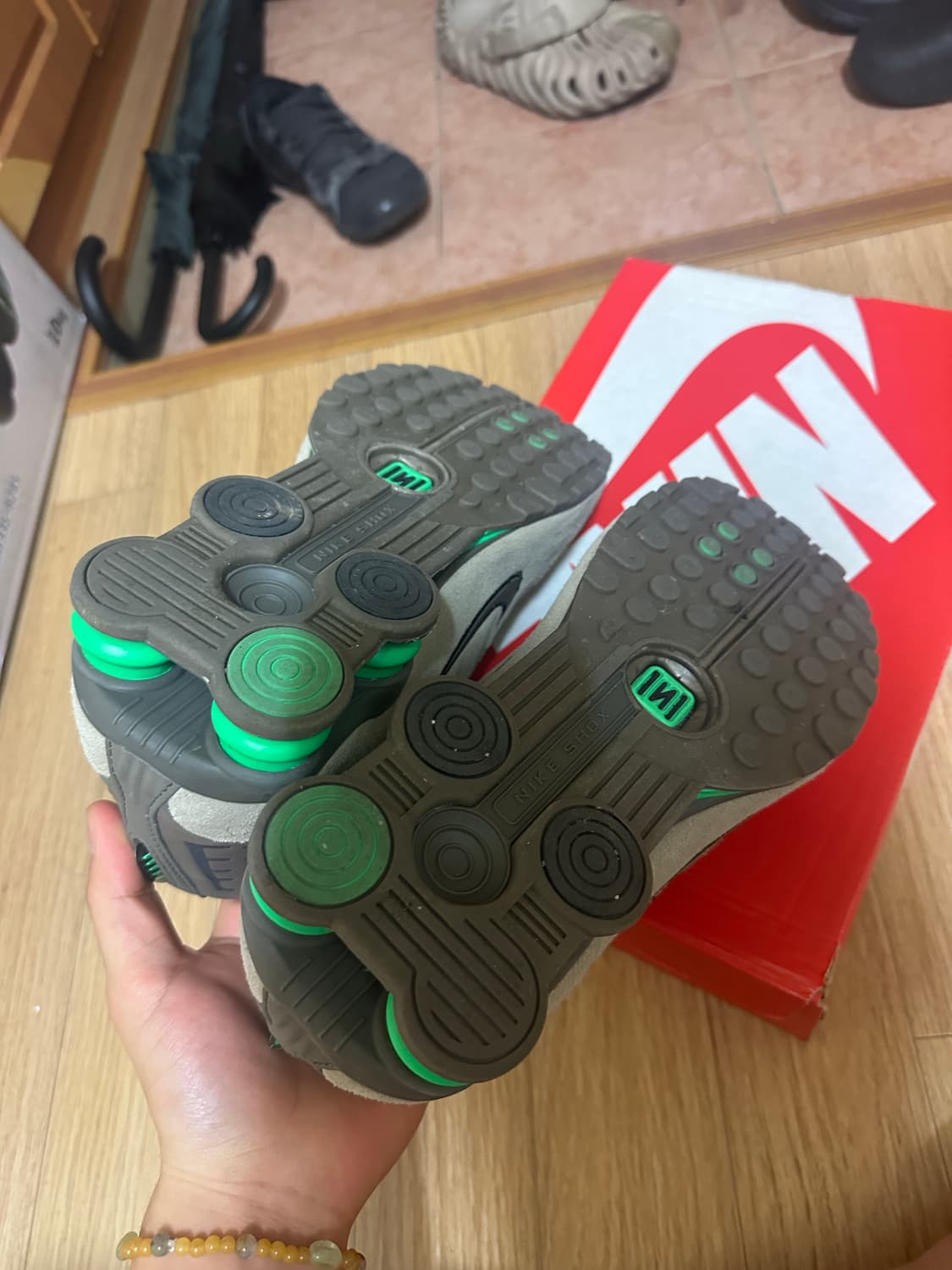 나이키 샥스 올리브 상품이미지3