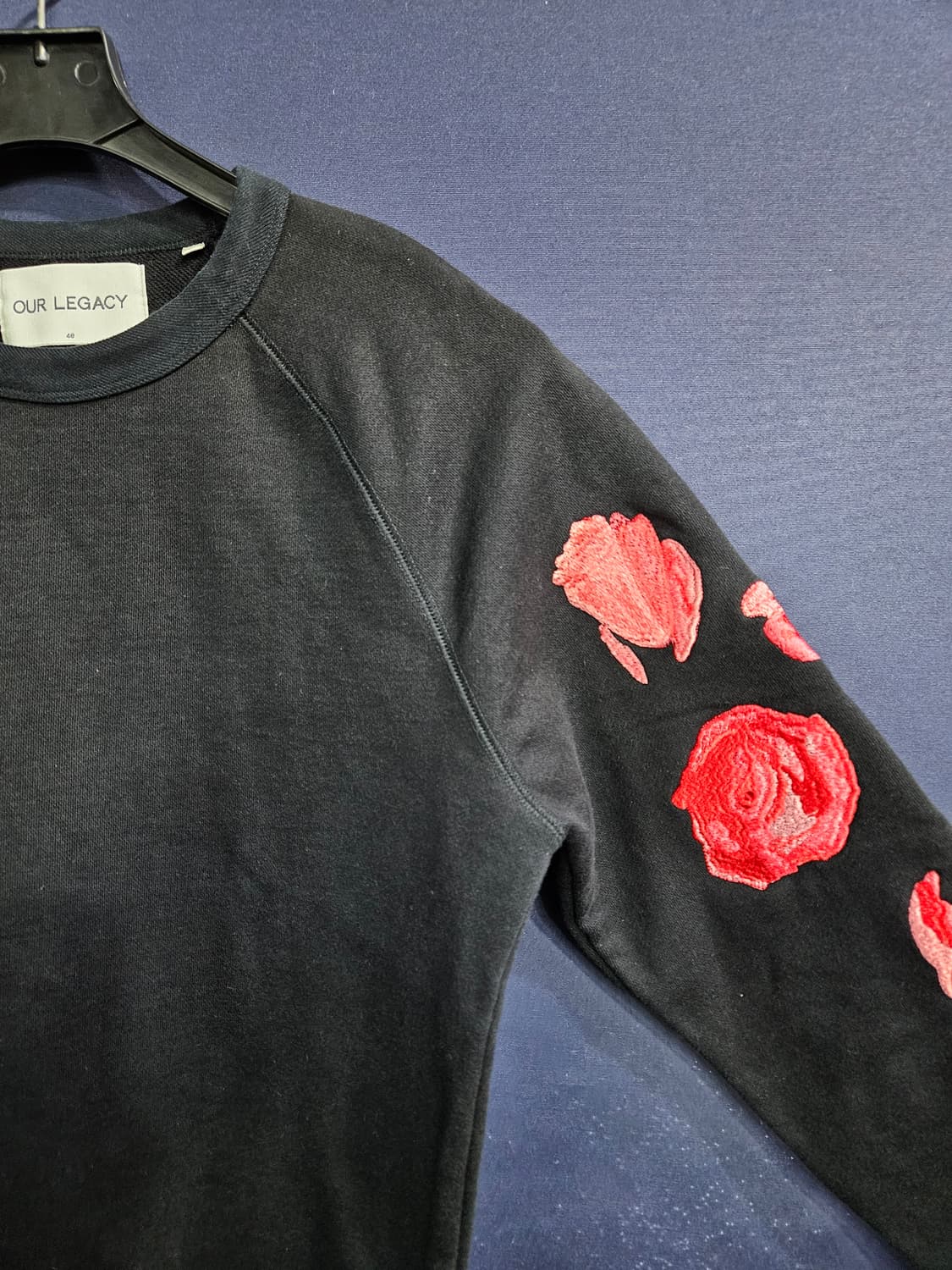 아워레가시 로즈자수 블랙 남성 세미오버핏 95 맨투맨  상품이미지4