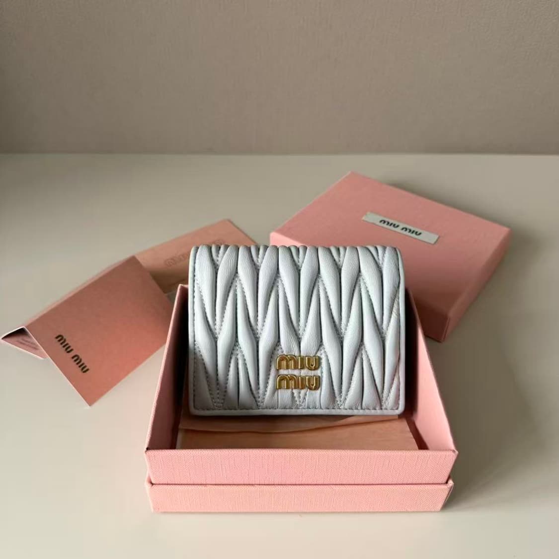 미우 미우 마테라쎄 나파 레더 카드 홀더 화이트 상품이미지1