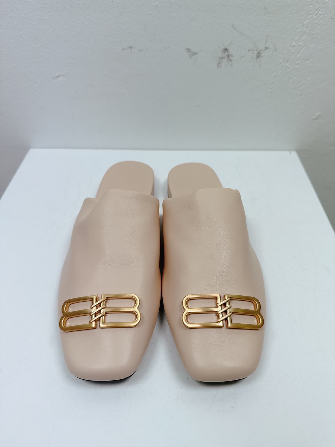 (정품/새상품) BALENCIAGA 발렌시아가 여성 샌드 코지 레더 뮬 상품이미지1