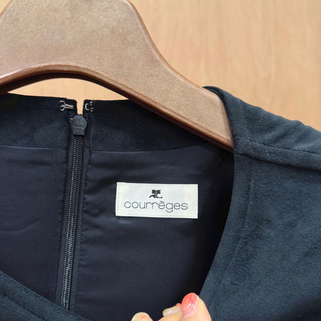 꾸레쥬 반팔 미디 원피스 벨트 포인트 라운드넥 스웨이드 디테일 블랙 상품이미지6