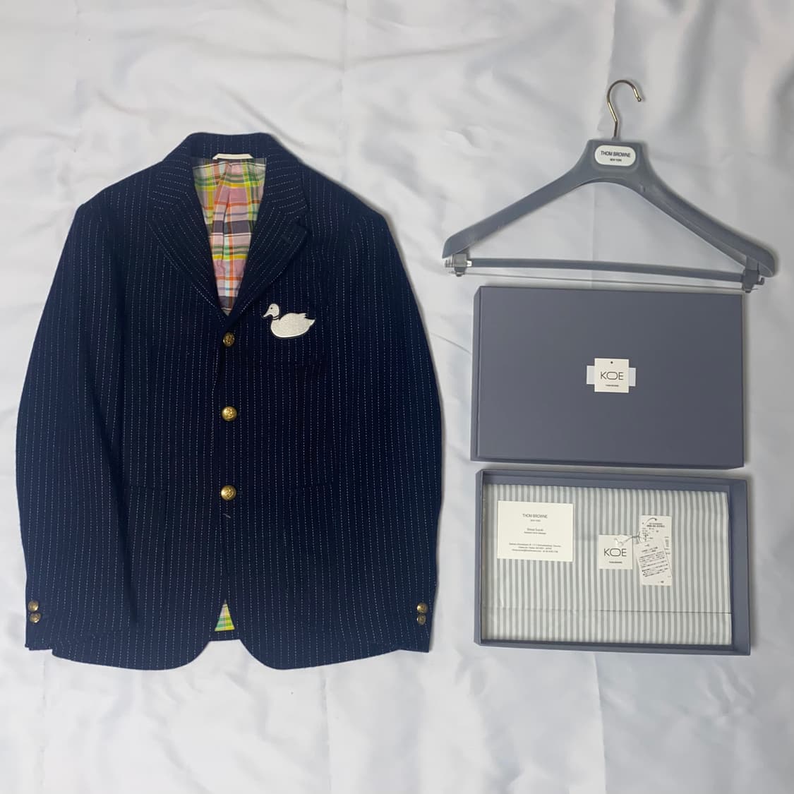 톰브라운 x 코에 금장 오리 패치 스트라이프 자켓 상품이미지1