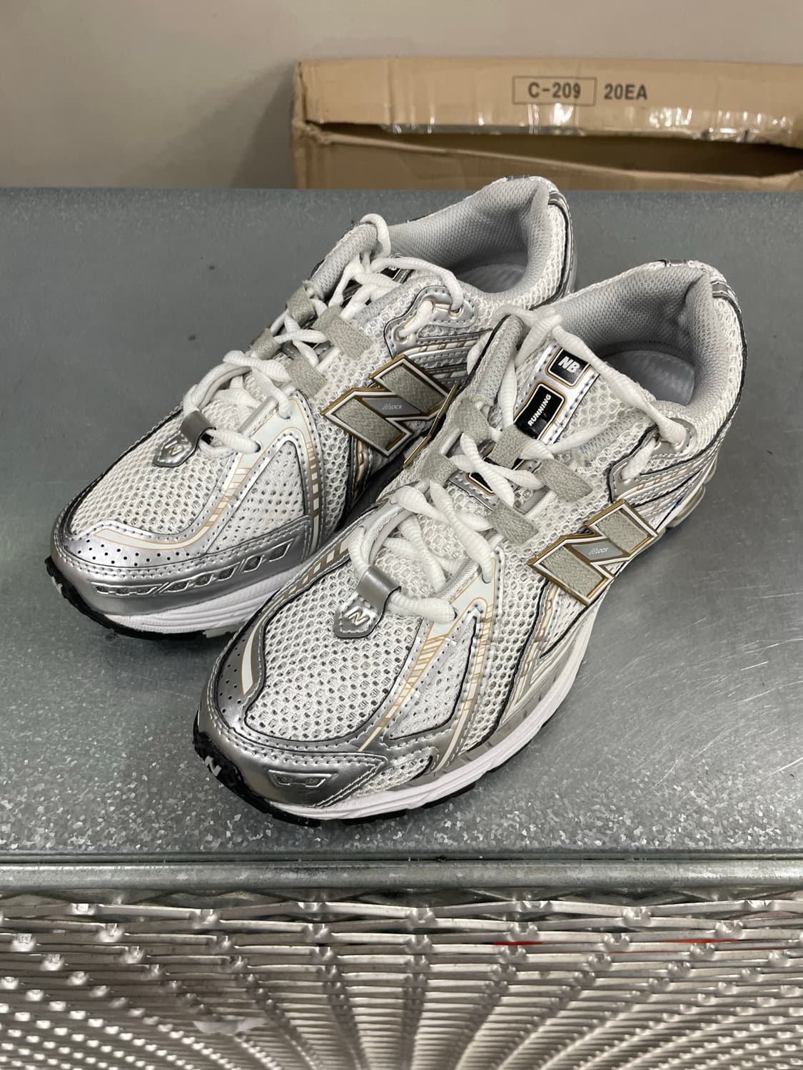 뉴발란스 1906R 화이트 메탈릭 실버 245 상품이미지2