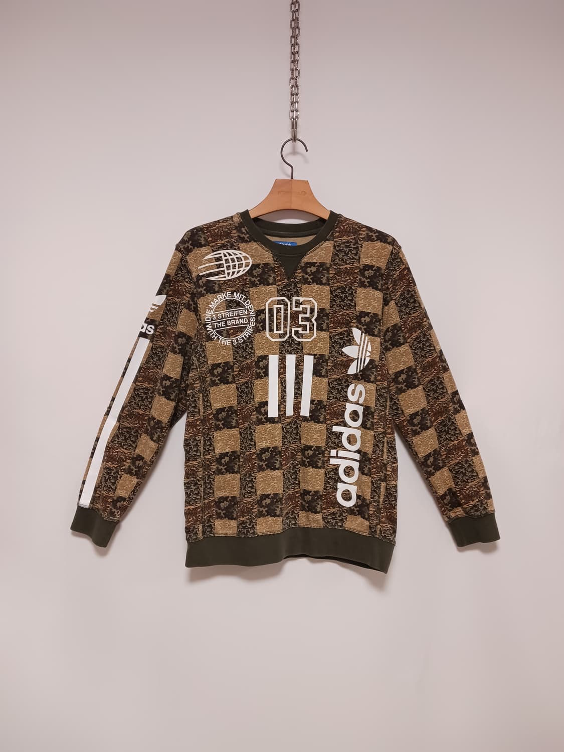 아디다스 카모 맨투맨 상품이미지1