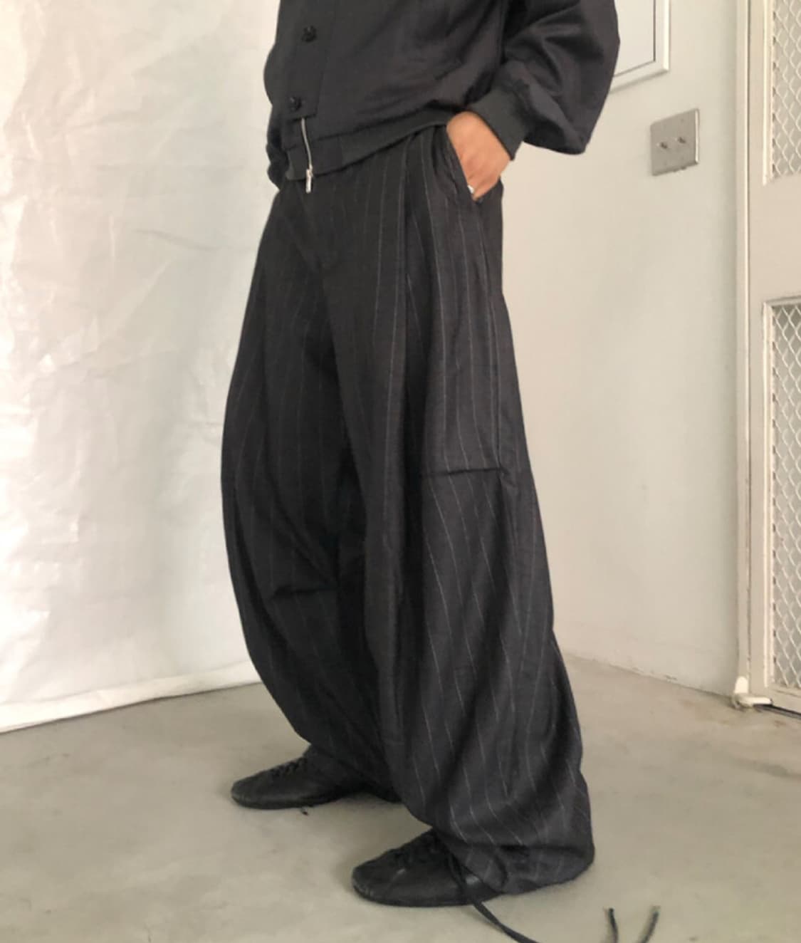 뉴치프시크 포니 커브드 팬츠 차콜 상품이미지1