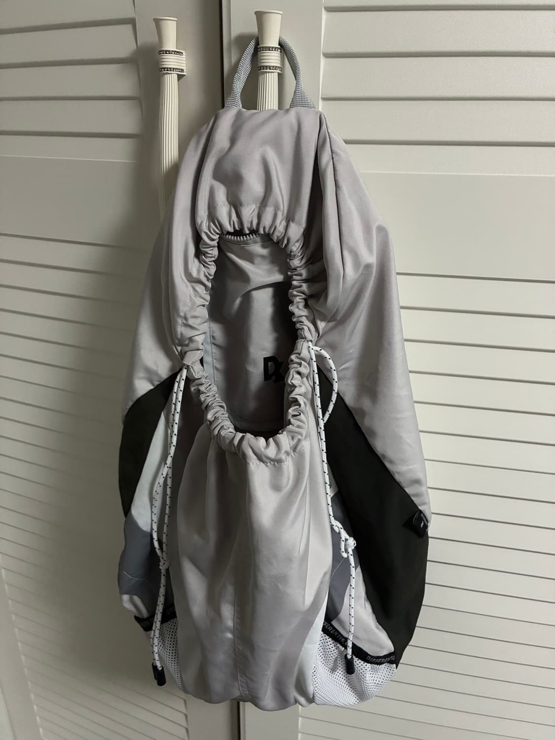 디퍼런트이즈오케이 트래킹 슬링백 가방 화이트 상품이미지3