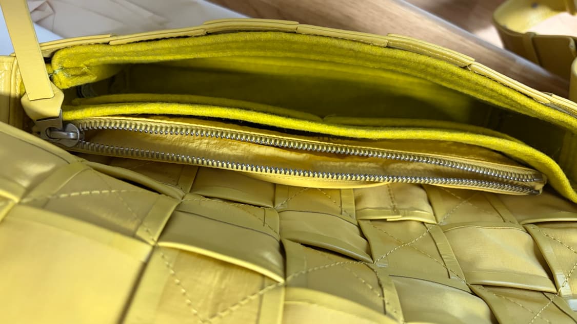 보테가 베네타 스트레치 카세트백 옐로우 상품이미지4