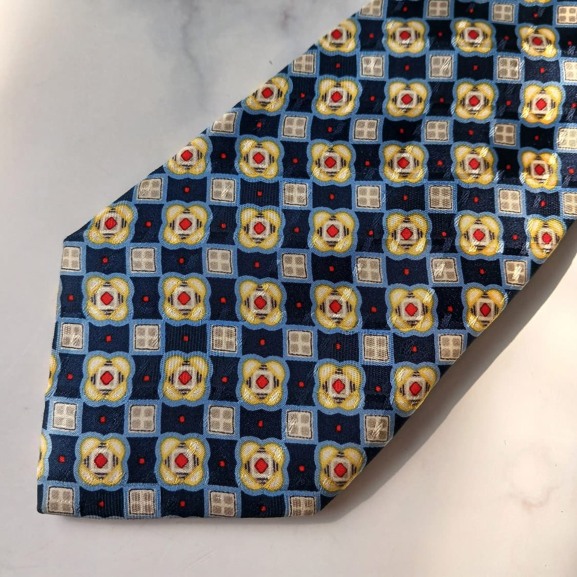 아쿠아스큐텀 네이비 옐로우 패턴 넥타이 9.9cm A+등급 E776
 상품이미지7