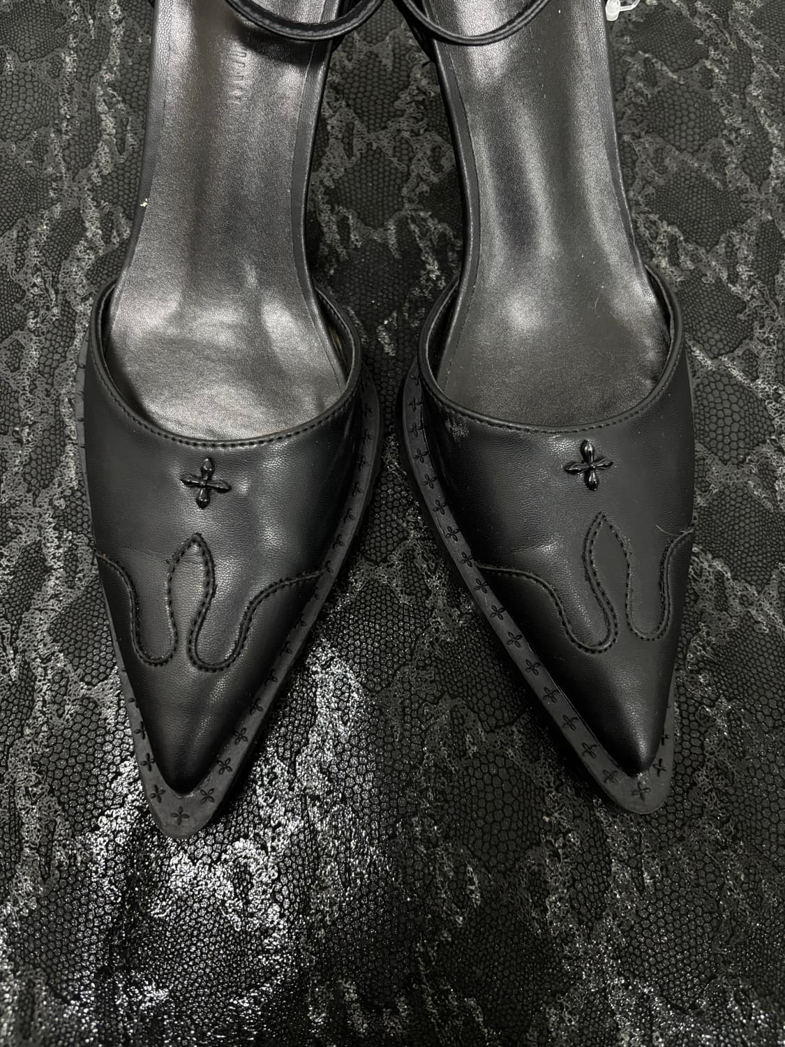 “Vintage” Cross Detail Gothic Mood Shoes 상품이미지5