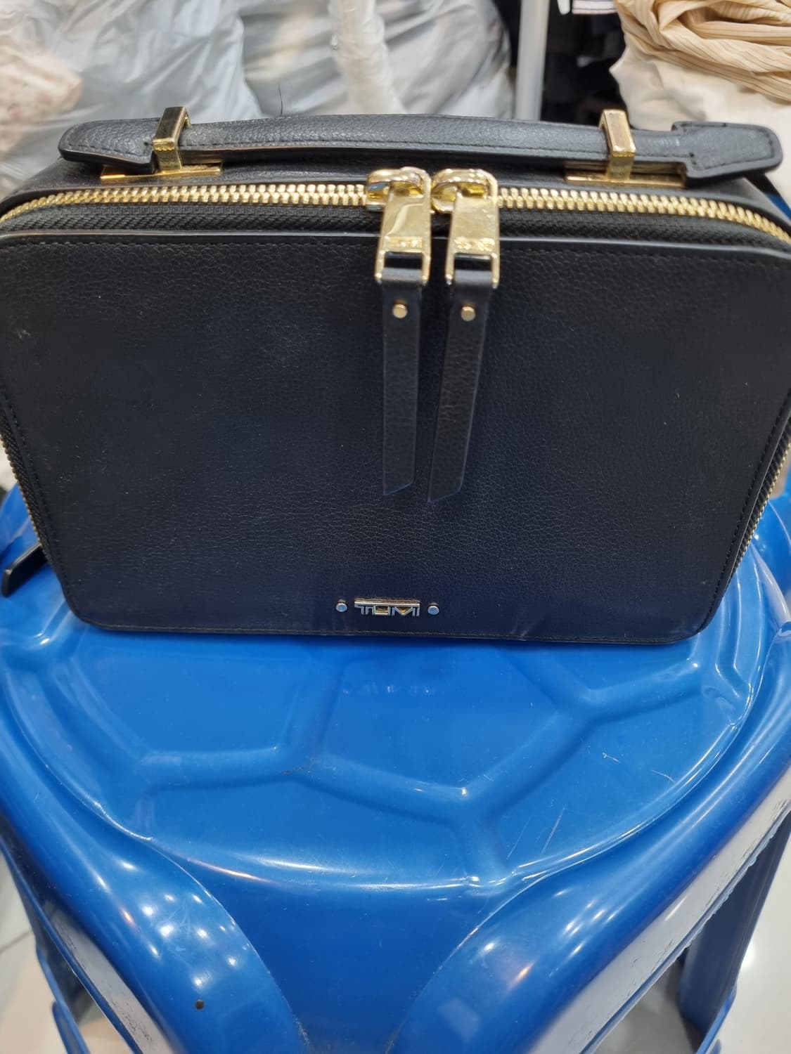 투미 블랙 가죽 크로스백 상품이미지1