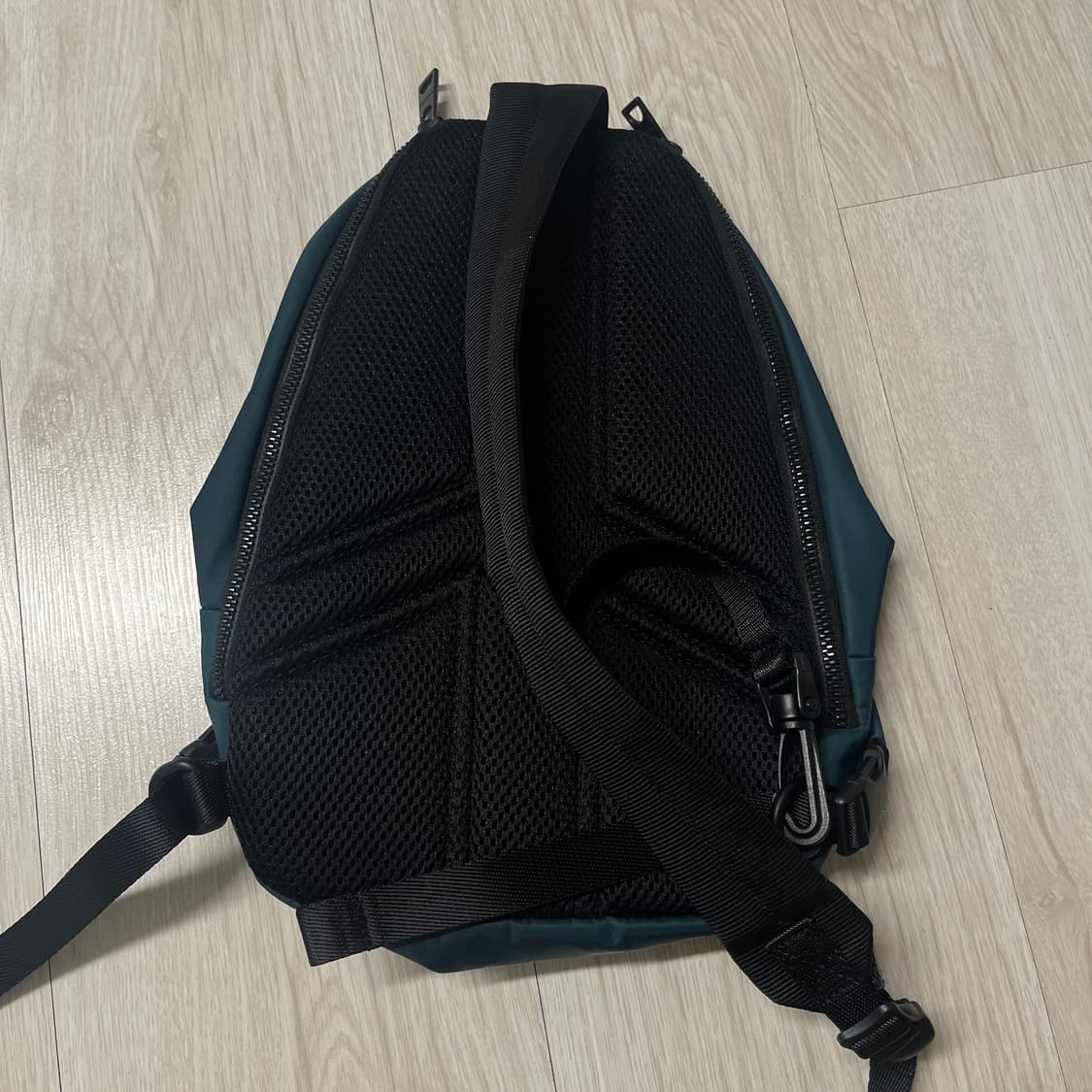 오니츠카타이거 드로우스트링 슬링백 다크그린 가방 상품이미지2