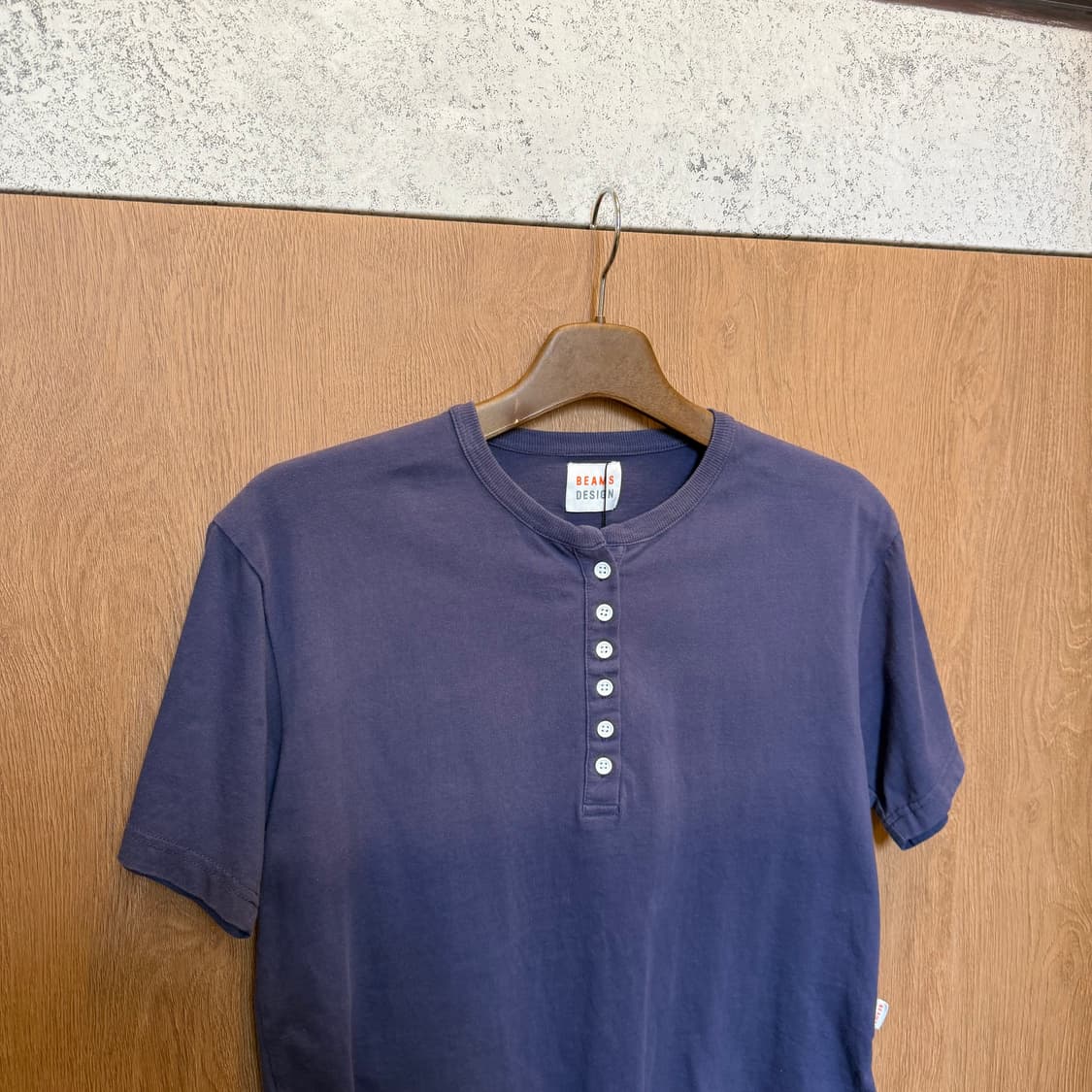 빔즈 디자인 헨리넥 반팔 티셔츠 로고 탭 디테일 루즈핏 퍼플 상품이미지3
