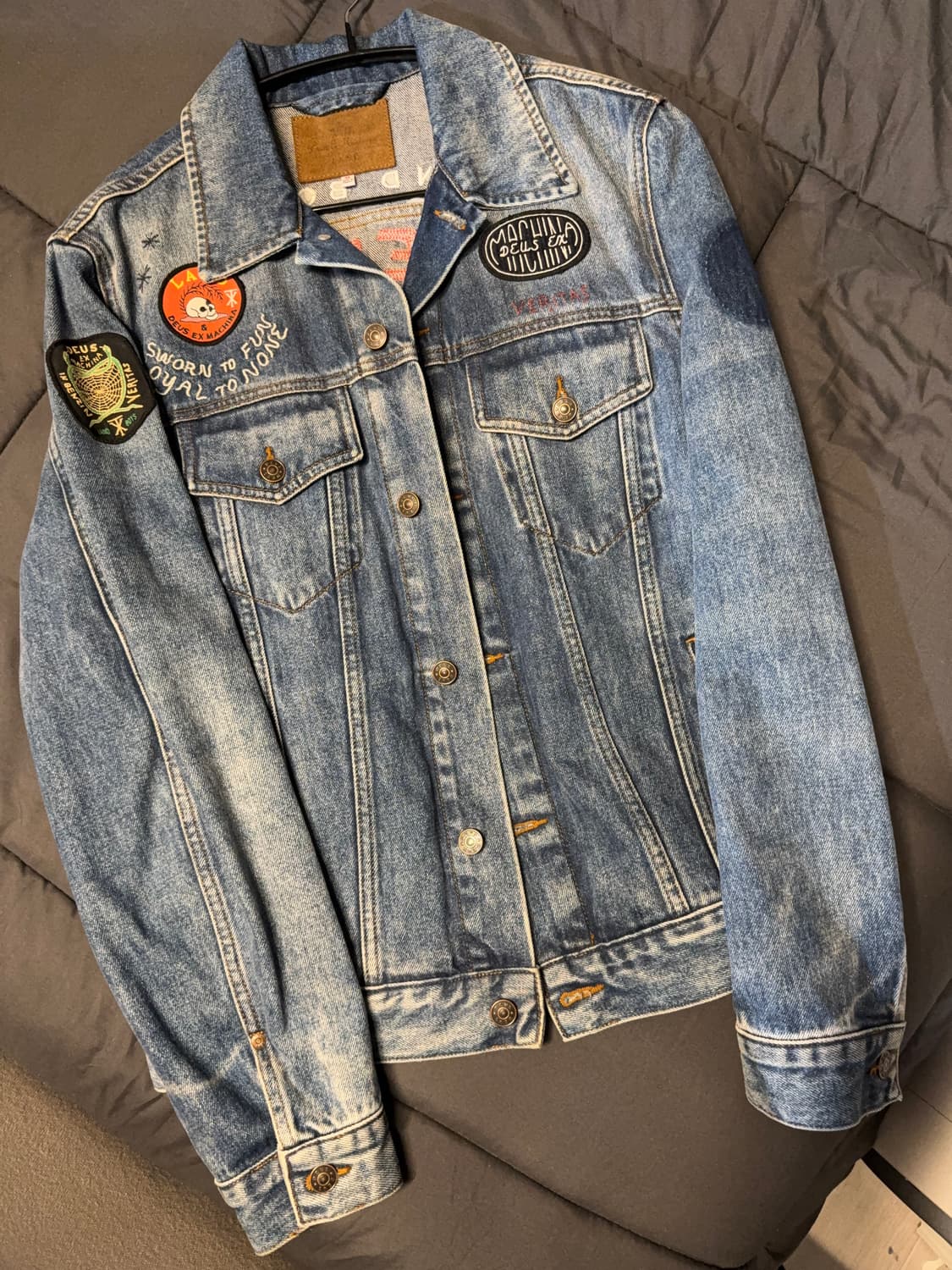 데우스 빈티지 워싱 멀티 패치 데님 자켓 상품이미지1