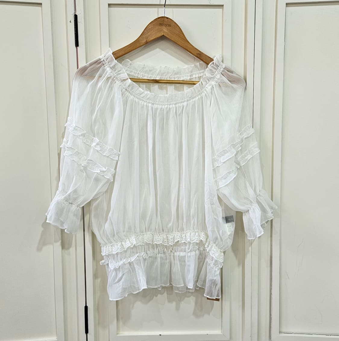 쉬폰 오프숄더 프릴 블라우스 상품이미지1