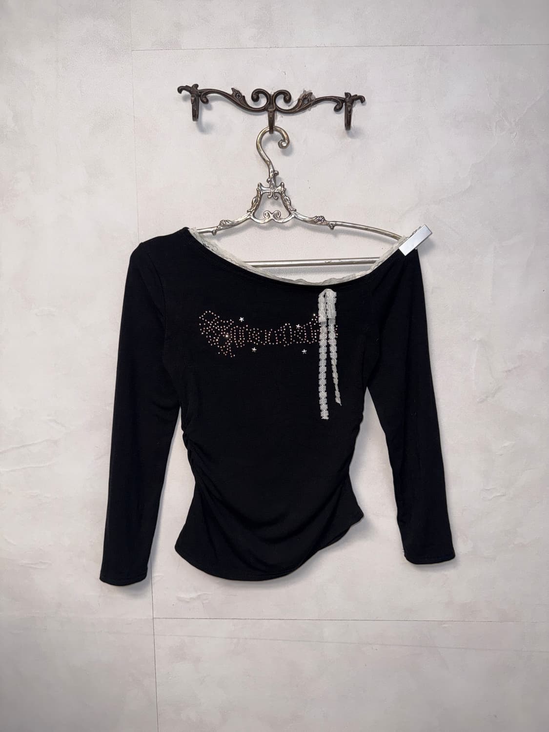 Black y2k cubic ribbon 언발 오프숄더 티셔츠 상품이미지4