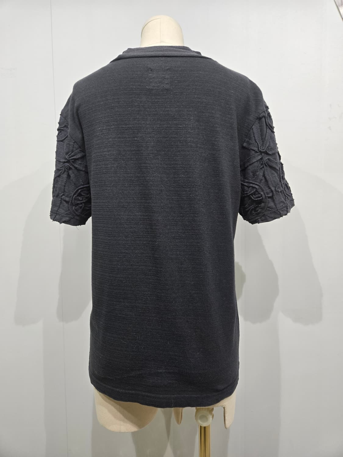 하이 스포팅기어 블랙 반팔 티셔츠 소매 포인트 이세이미야케 상품이미지2