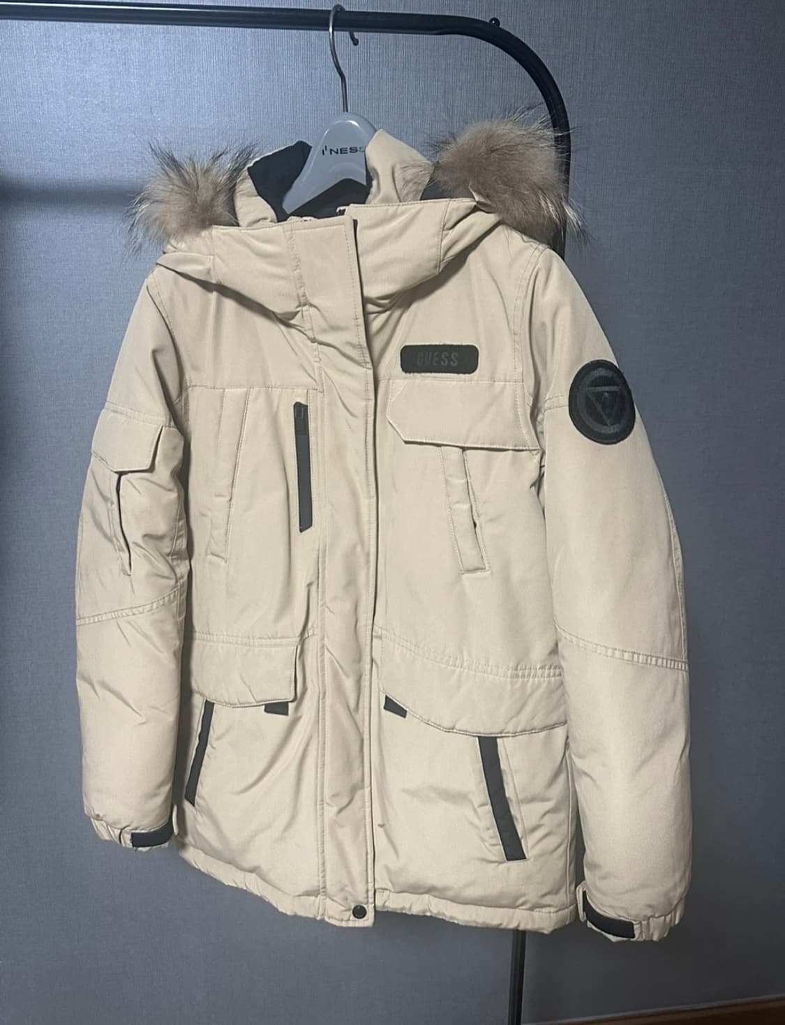 게스 덕다운 라쿤퍼 패딩 XS 베이지 상품이미지1