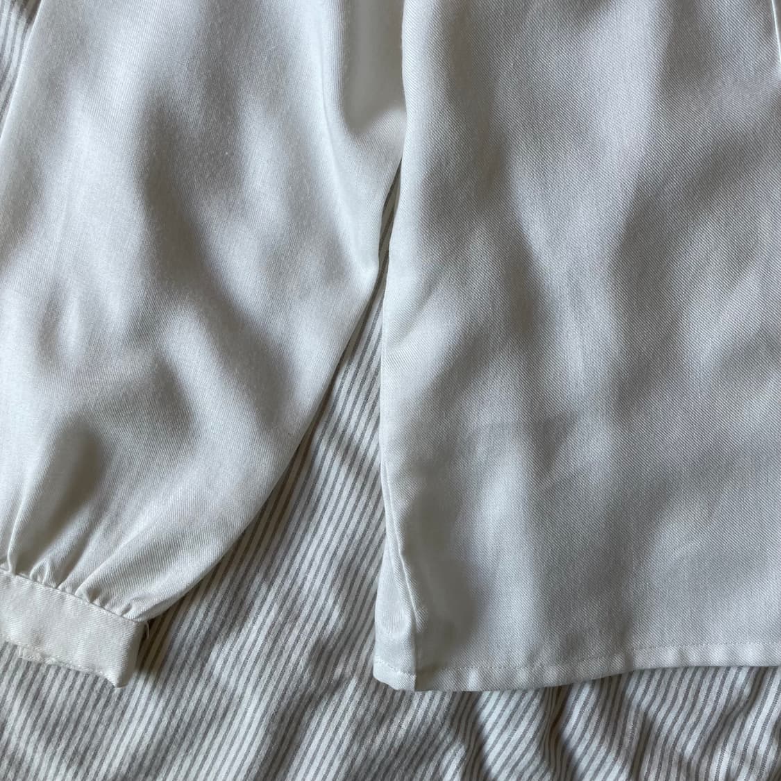 자수 카라 핀턱 클래식 블라우스 상품이미지6