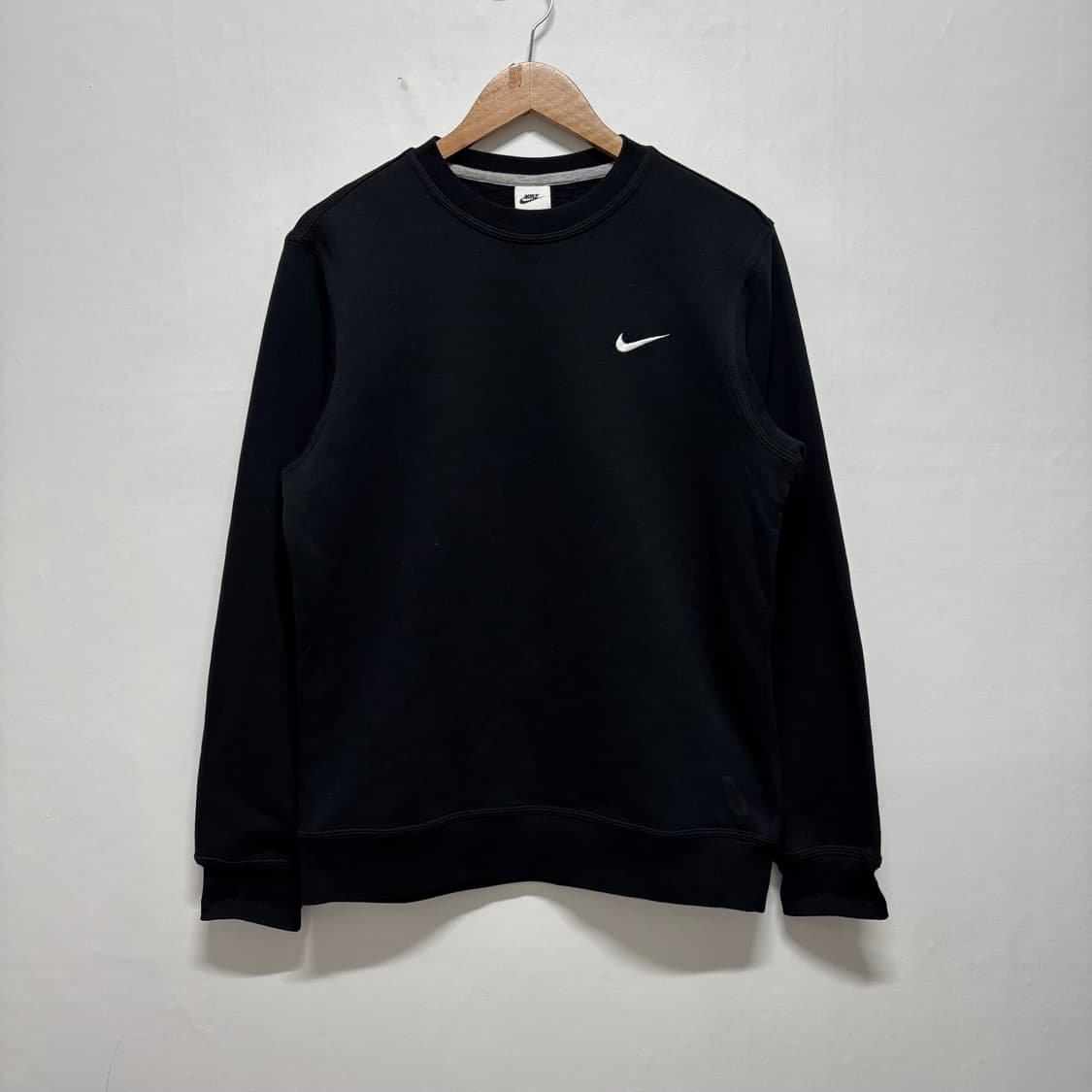 나이키 블랙 스우시 맨투맨 상품이미지1