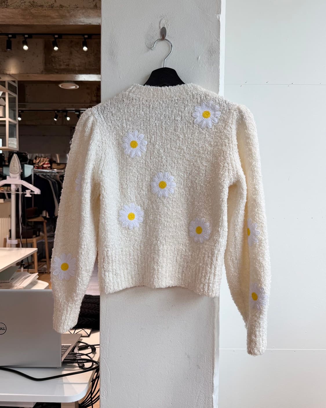앤아더스토리즈 아이보리 데이지 자수 니트  상품이미지7
