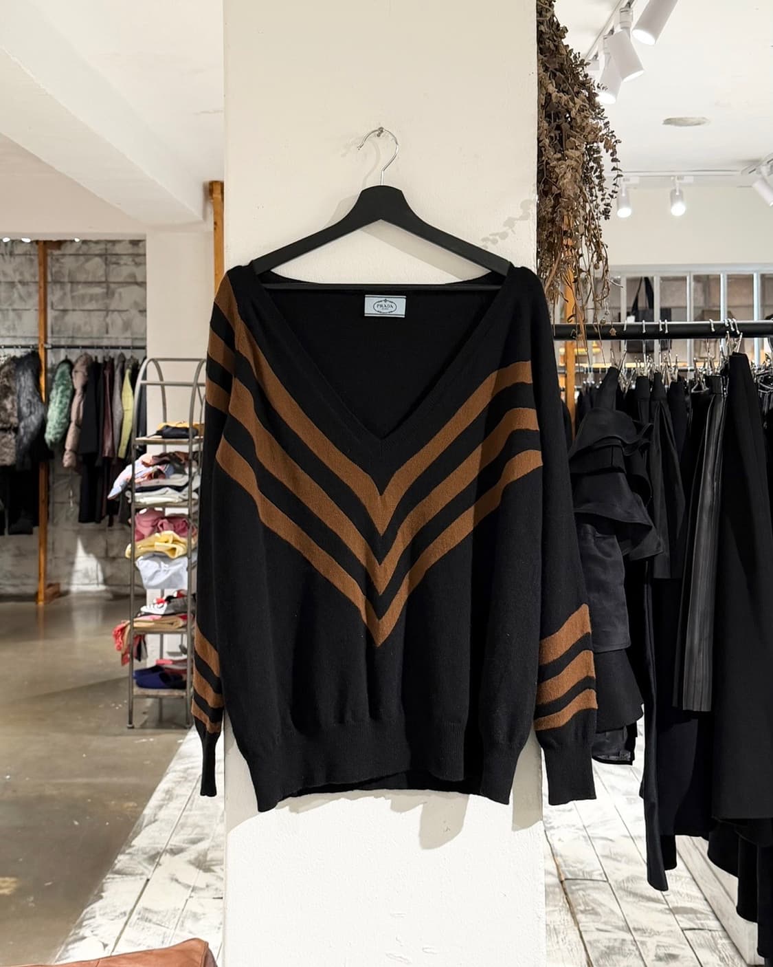 프라다 블랙 14fw 배색 딥 브이넥 니트 상품이미지1