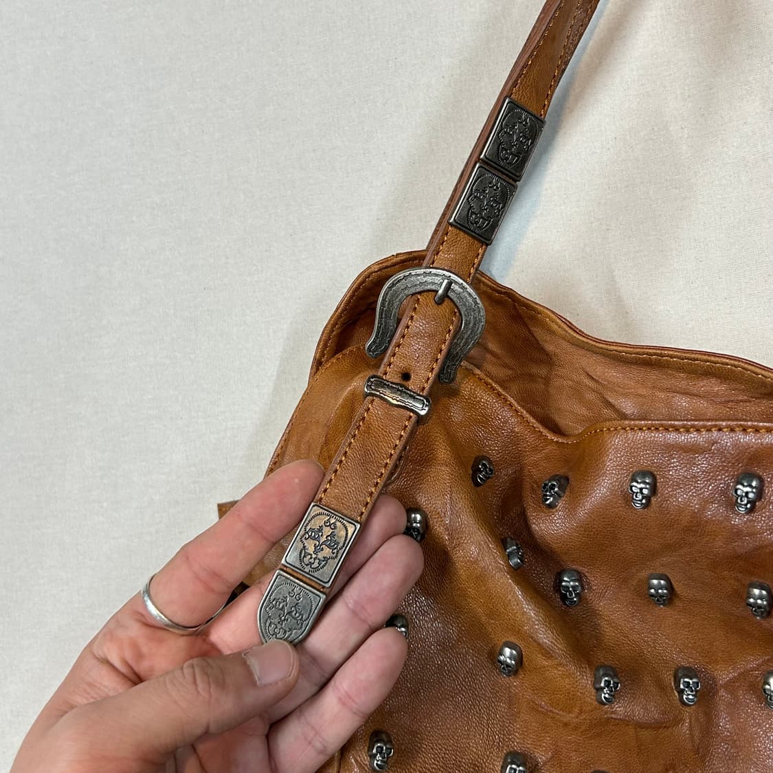 가죽 해골 스컬 스터드 숄더백 브라운 상품이미지3