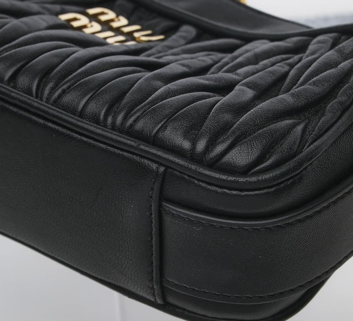 [S급] 미우미우 마테라쎄 나파 가죽 숄더백 블랙 판매합니다!!! 상품이미지4