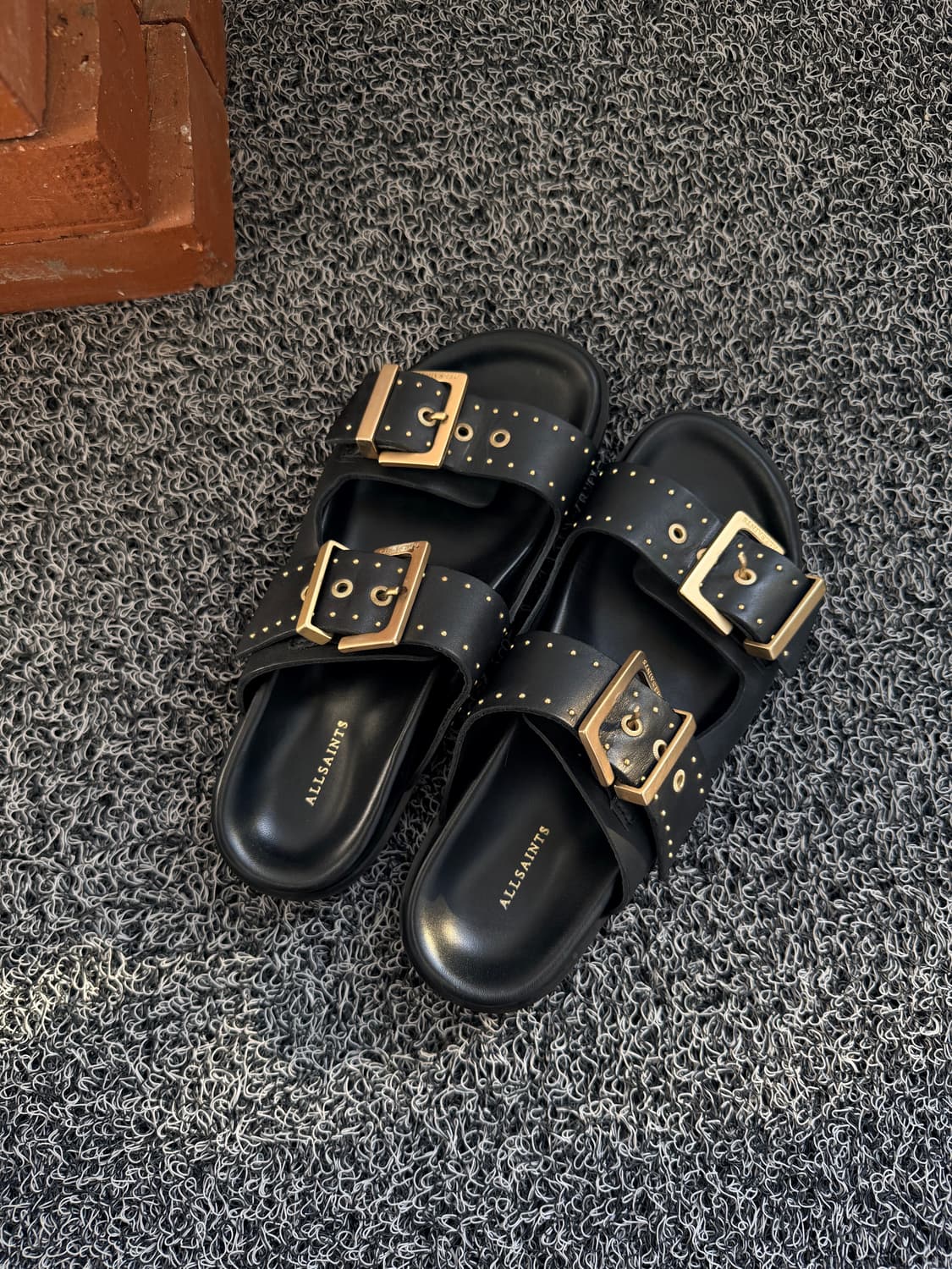 올세인츠(AllSaints) 스터드 버클 레더 슬라이드 샌들 - 블랙  상품이미지1