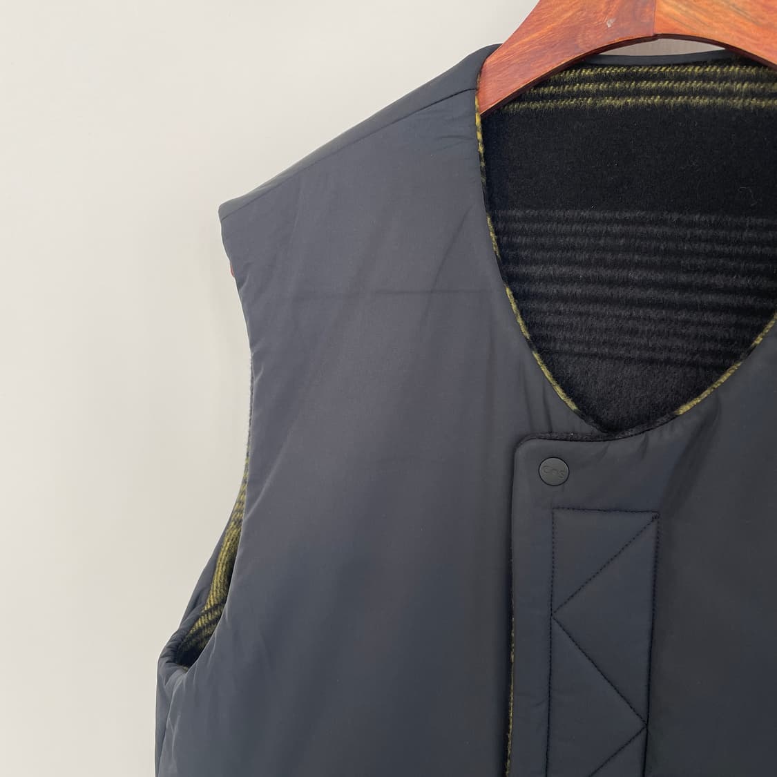 코스 x yeboah 체크 리버시블 길렛 블랙 옐로우 상품이미지4