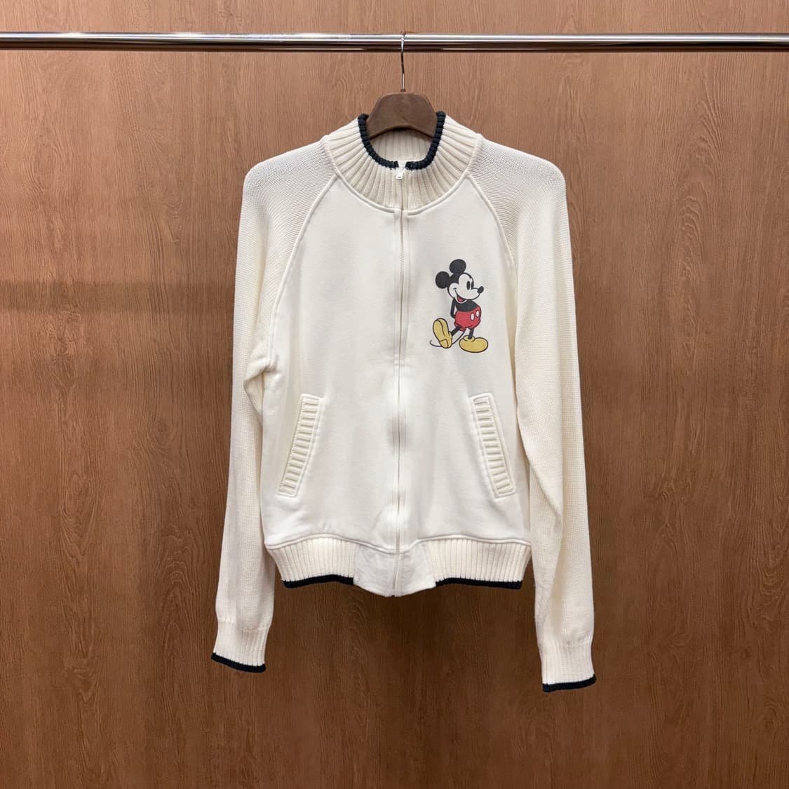 디즈니 니트 집업 캐릭터 프린팅 배색 카라 사선 포켓 디테일 화이트 상품이미지2