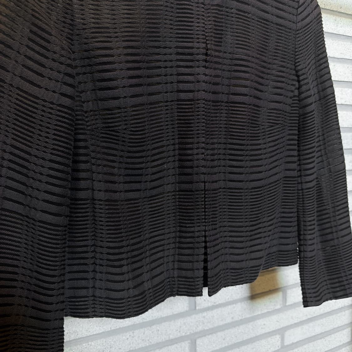 폴스튜어트 시스루 엠보싱 니트가디건 히든후크 텍스처 위빙 디테일 블랙 상품이미지4