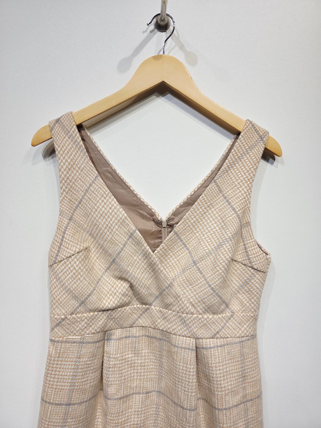 Couture brooch 쿠튀르 브로치 체크 브이넥 민소매 원피스 상품이미지3